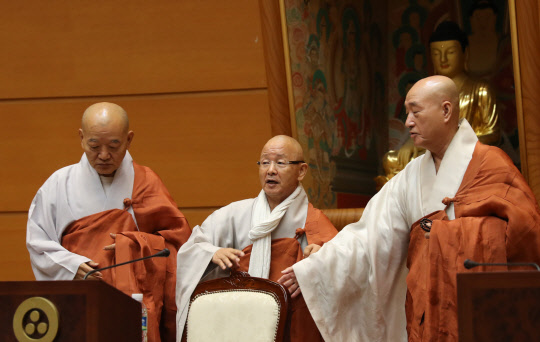 제36대 대한불교조계종 총무원장 선거에 출마한 혜총 스님(가운데), 정우 스님(왼쪽), 일면 스님이 26일 오전 서울 종로구 견지동 한국불교역사문화기념관에서 열린 후보 사퇴 기자회견을 마치고 자리에서 일어나고 있다.   연합뉴스